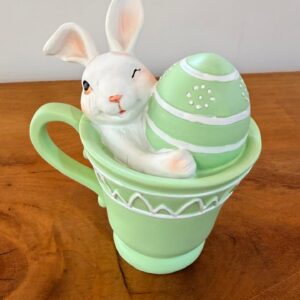 Coelho na xícara verde 15x14cm