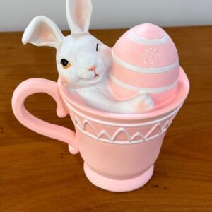 Coelho na xícara rosa15x14cm