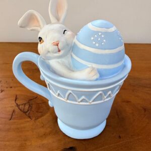 Coelho na xícara azul 15x14cm