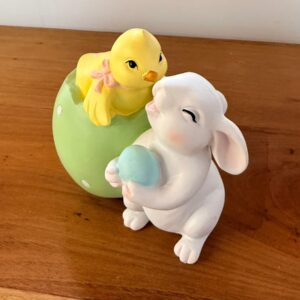 Coelho e pintinho no ovo verde de resina 13cm