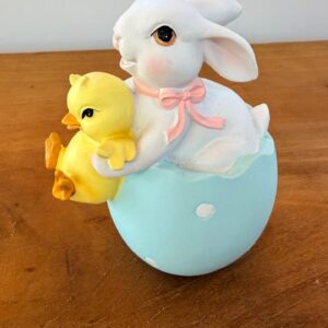 Coelho no ovo verde com pintinho de resina 13x9x11cm