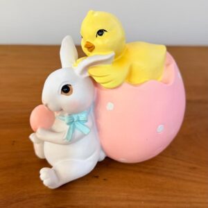 Coelho com pintinho no ovo rosa 13cm