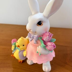 Coelha com flores e pintinho 19cm