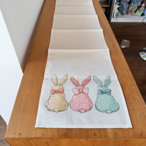 Caminho de de mesa tecido bege com coelhos 33x172cm