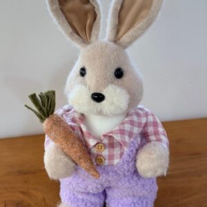 Coelho em pé macacão lilás 40cm
