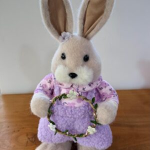 Coelha em pé vestido lilás 40cm