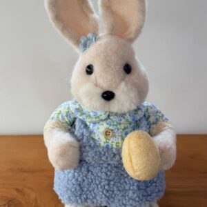 Coelha em pé vestido azul 40cm