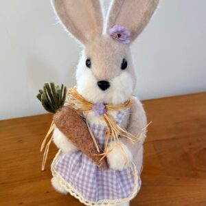 Coelha com cenoura bege 34cm