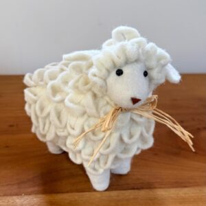 Ovelha de feltro em camadas 19cm