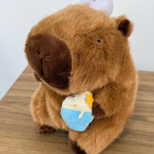 Capivara pelúcia com sorvete 26x15x15cm