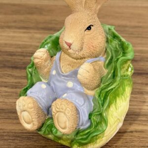 Coelhinho no alface de resina 7,5cm