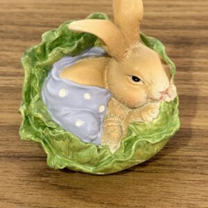 Coelhinho no alface de resina 7,5cm