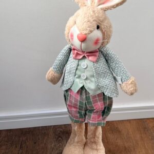 Coelho em pé roupa xadrez verde e rosa 70cm