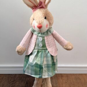 Coelha em pé roupa xadrez verde e rosa 70cm