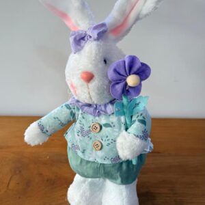 Coelha roupa verde e lilás 43cm