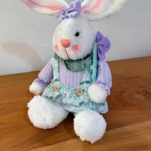 Coelha sentada verde e lilás 33x19cm