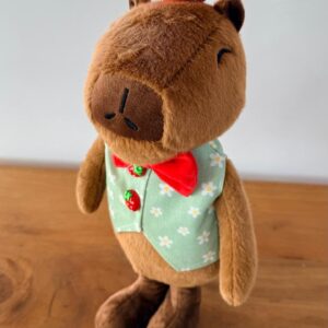 Capivara pelúcia com colete verde 44cm