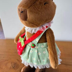 Capivara pelúcia com vestido verde 44cm