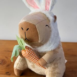 Capivara com orelhas coelho e cenoura pelúcia 35cm