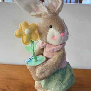 Coelha roupa verde e rosa com vasinho 54cm