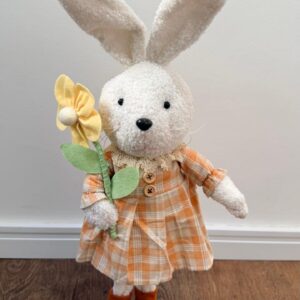 Coelha em pé roupa xadrez laranja branca 60cm