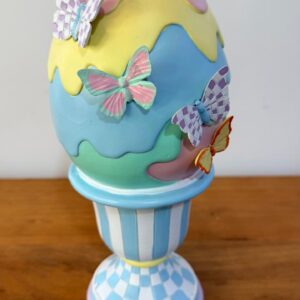 Ovo com borboletas de resina 30cm