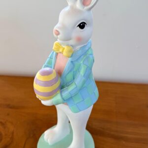 Coelho com ovo de resina 35cm