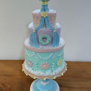 Bolo colorido com coelho de resina 41,5x17x17cm