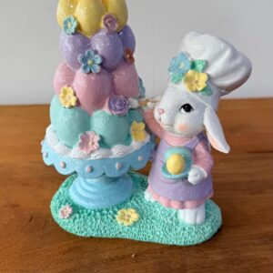 Coelha chef com bolo de resina com led 20cm