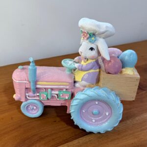 Coelho no trator de resina com led 19x12x22cm