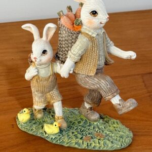 Coelhos com cesto de cenouras 14cm