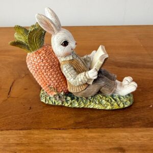 Coelho com livro de resina 10cm