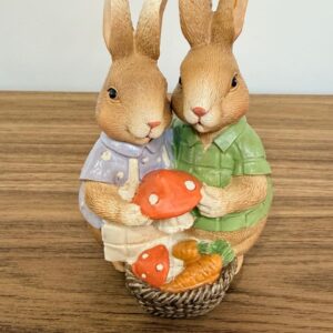 Casal coelhos com cogumelo de resina 14cm