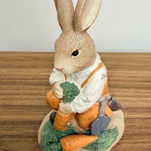 Coelha regando flores de resina 17cm