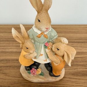 Coelha e filhotes de resina 17cm