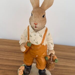 Coelho macacão marrom de resina 21cm