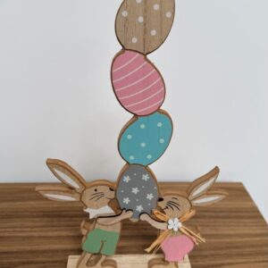Coelhos com pilha de ovos madeira 30cm