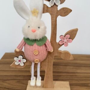 Coelhinha na árvore de madeira 26,5x15,5cm