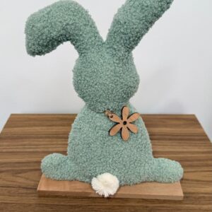 Coelho decorativo verde colar flor 31x21x6cm