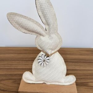 Coelho decorativo branco colar flor 31x21x6cm