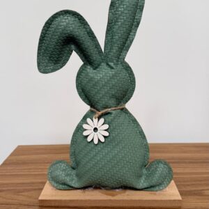 Coelho decorativo verde colar flor 30x18x5m