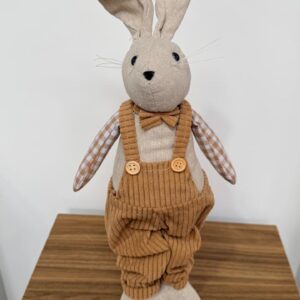 Coelho macacão marrom 52cm