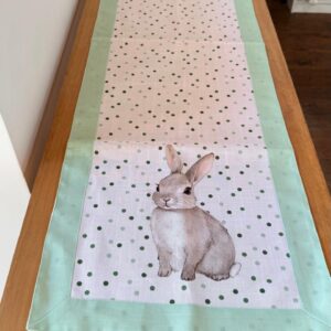 Caminho de de mesa tecido branco com coelho poá verde 40x172cm