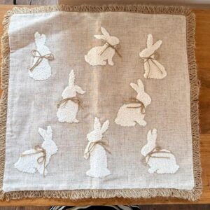 Capa de almofada cru com coelhinhos 45x45cm