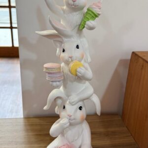 Torre de coelhos com doces de resina 44cm