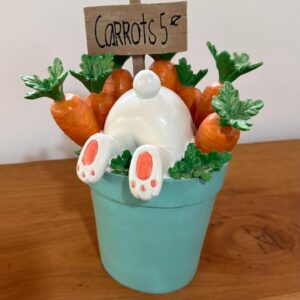 Coelho no balde com cenouras 27,5cm