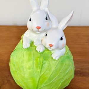 Casal de coelhos no alface de resina 18x12x12cm