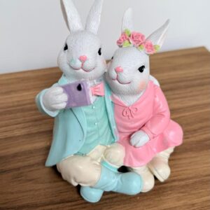 Casal coelhos selfie de resina 15cm