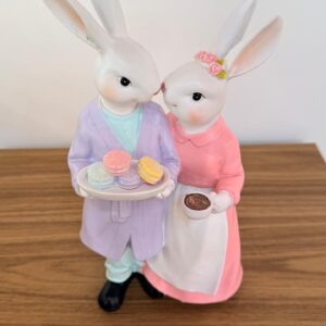Casal de coelhos com café e macarrons de resina 26cm