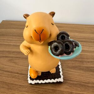 Capivara com donuts de resina 15cm